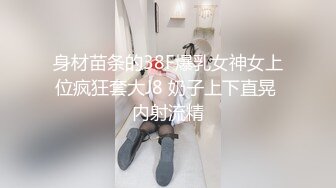 大學更衣室冒死偷窺三個擦身換衣的妹子,香艷的肉體和堅挺的奶頭勾人欲望啊