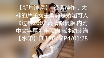 爱唱歌的女主播户外激情大秀，穿着性感的骚肚兜户外唱歌直播给狼友看，跟狼友互动漏着骚奶子边唱边揉精彩刺激