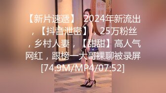 近期下海活力美少女！贫乳奶子苗条身材！脱下牛仔裤翘起屁股，无毛嫩穴，