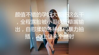 超人哥哥内裤套头跟熟女姐姐在狭小的车内激情大战，口交啪啪持久力很强，各种姿势激情抽插，叫得很骚非常刺激1