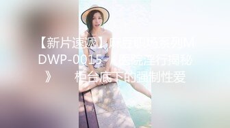 小骚妹的小嫩穴全程露脸被大哥玩弄，掰开给狼友看特写展示，激情上位跟狼友互动撩骚，被小哥压