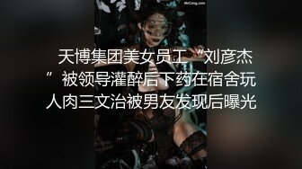 几对男女轮流在一张床上草了7小时，全程露脸大秀啪啪激情，口交大鸡巴吃奶玩逼听指挥，各种姿势