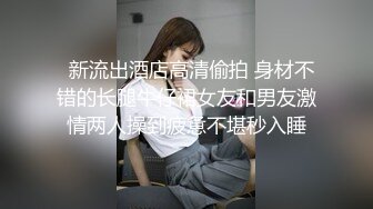 家教和學生在客廳 卻意外被家人撞見