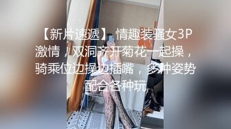 洗浴会所保安休班躲进柜子里门缝偷窥浴客洗澡镜子可帮了大忙了完美反射