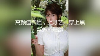 穿着开裆裤拿震动棒自慰的小美女