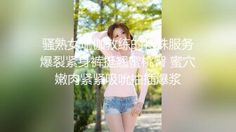 KTV厕所偷拍喝醉的美女趴在马桶上吐✿来个捡尸的屌丝男把她内裤脱了想上她