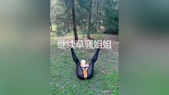   儿子带个帅哥和妈妈一块户外大树下玩3P 一前一后干翻骚妈