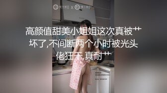 黄发苗条妹子镜头前特写，口交掰穴沙发上后人猛操